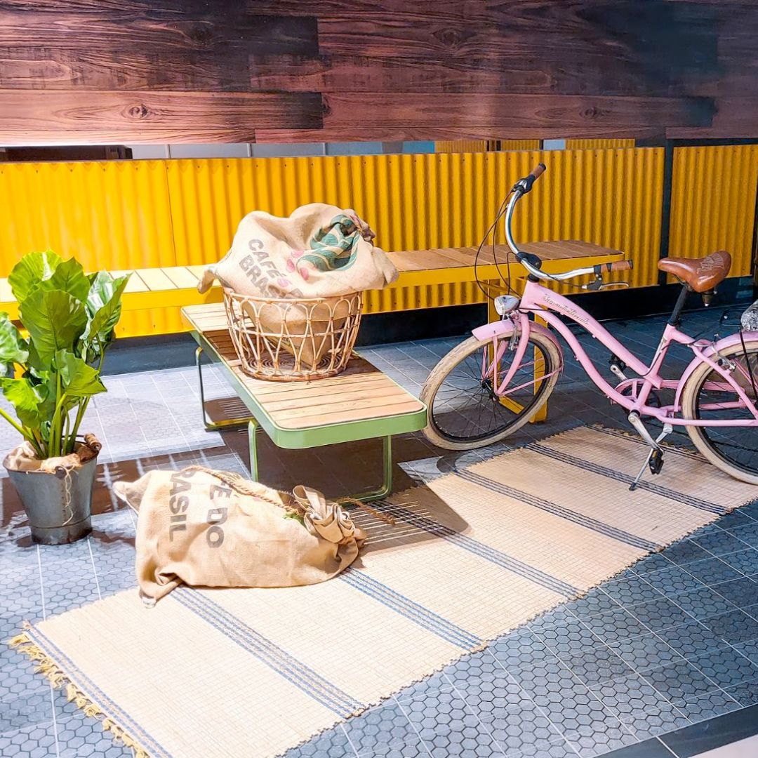 dock2raumdesign Rauminszenierung mit pinken Fahrrad dock2raumdesign Rauminszenierung mit pinken Fahrrad